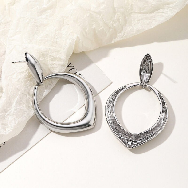 Retro style niche design earrings - Image 4