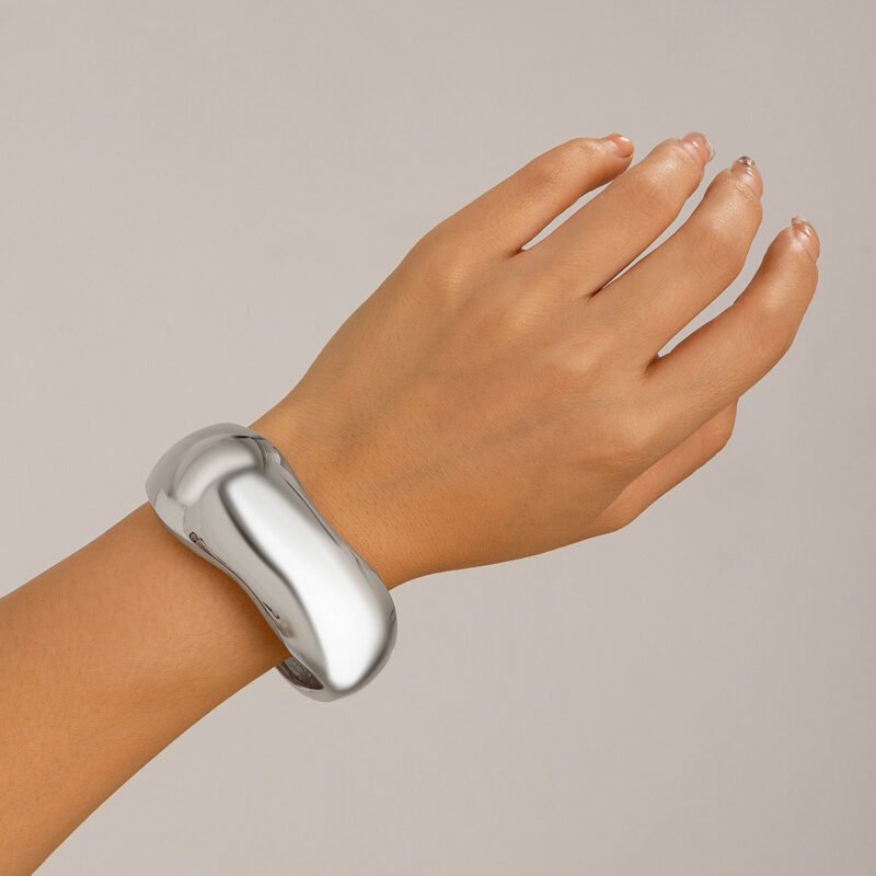18K gold geometric shape with wide surface and texture design noble and light luxury bracelet - Image 12