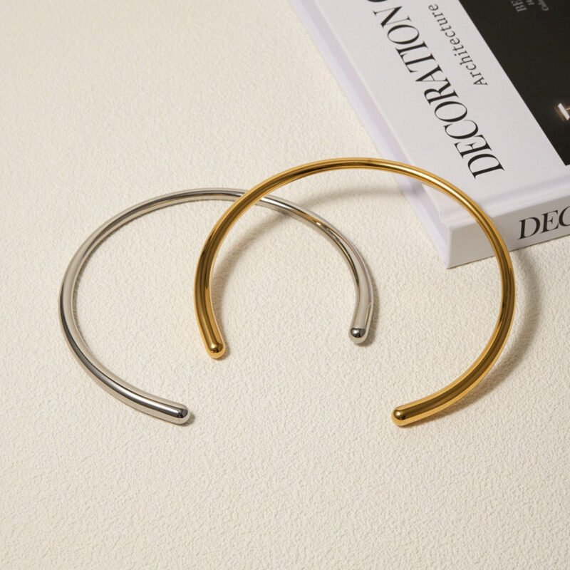 necklace for women with a minimalist glossy collar - Image 6